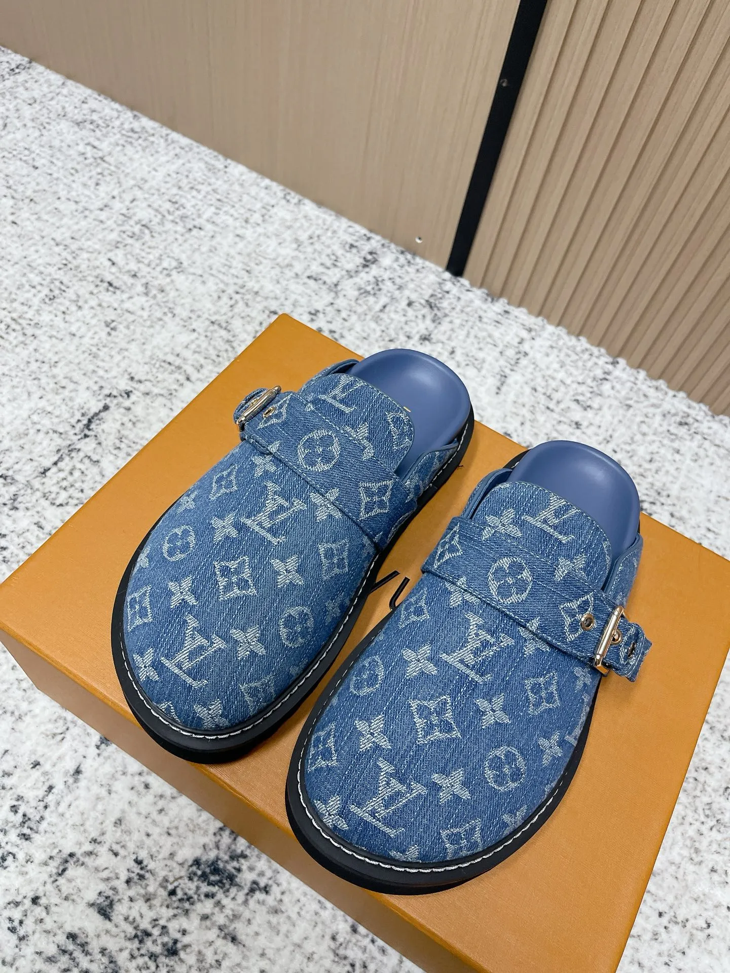 [L Family] P: 460💰 Size: 35-46 (female 40.41, male 45 46 custom-made) Top version Louis vuitton Lv new couple Birkenstock slippers. Cute and cute, not too good on the feet. Simple and high-end slingback design. Ready to wear and go. Good news for lazy people. Imported cowhide leather upper/imported old calico. Original hardware buckle, original molded high-density foam outsole.